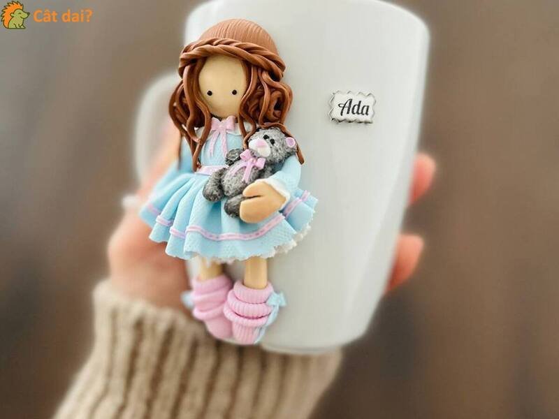 Cana personalizata cu papusa din lut polimeric