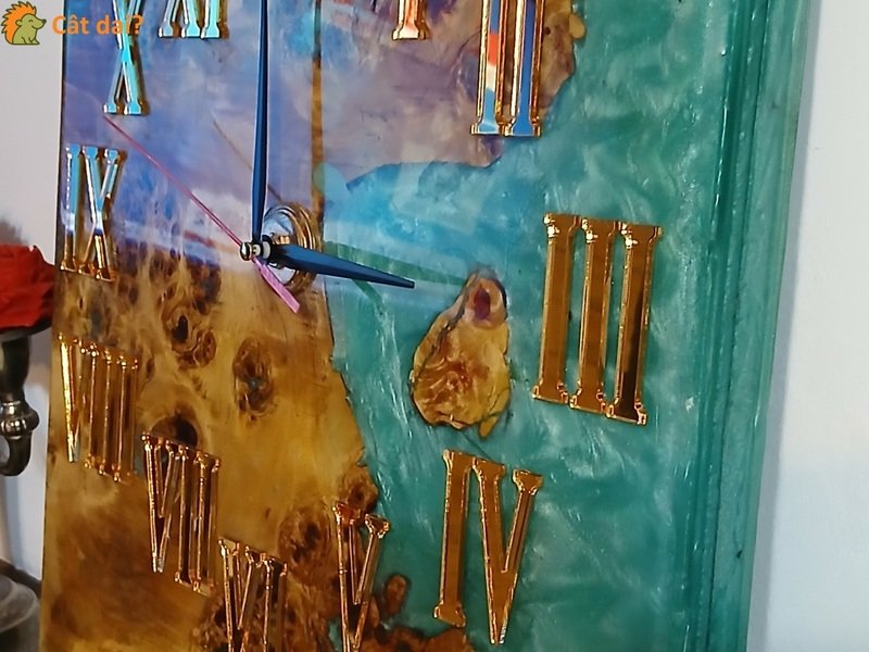 Ceas de perete din rășină epoxi și lemn, cifre romane aurii - 2/4