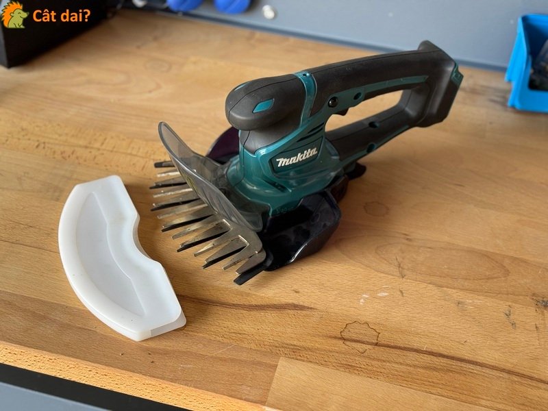 Foarfecă electrică Makita pentru gard viu și iarbă – cu accesorii - 1/3