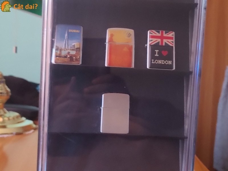 Vitrina Zippo cu brichete diverse - 6/6